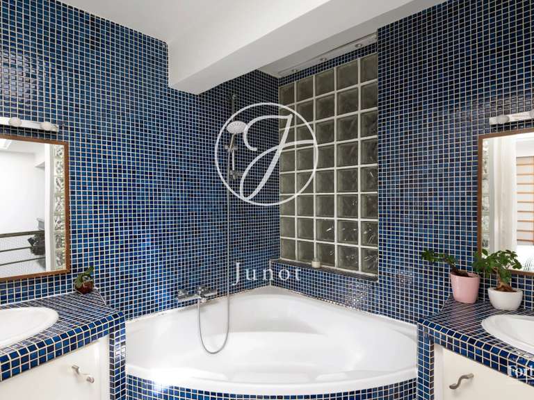 Appartement Paris 18e - 2 chambres - 141m²