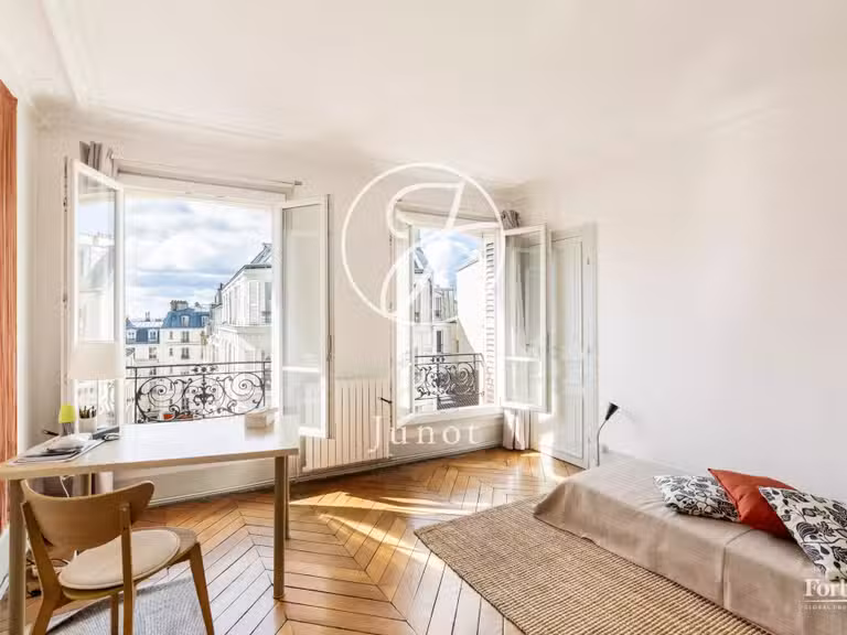 Appartement Paris 18e - 4 chambres - 114m²
