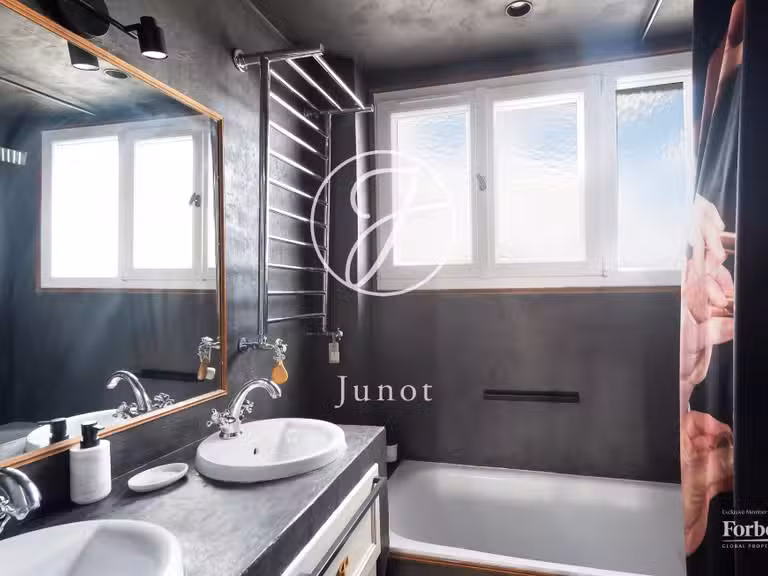 Appartement Paris 18e - 3 chambres - 80m²
