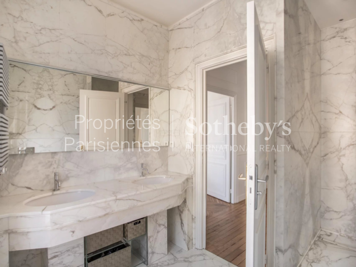 Appartement Paris 1er - 3 chambres - 143m²