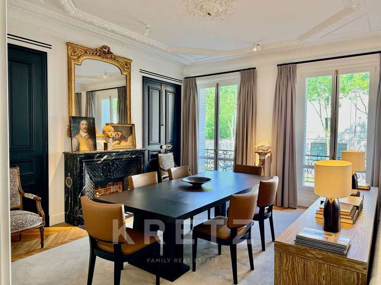 Appartement Paris 7e - 2 chambres - 139m²