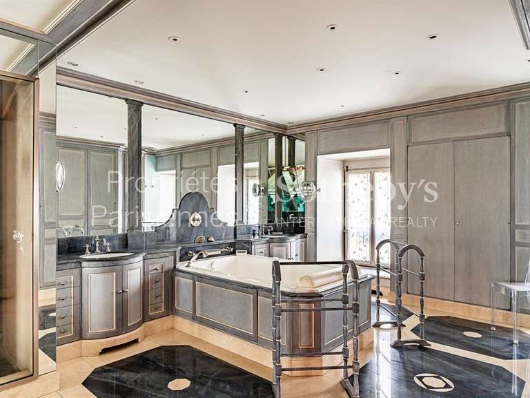 Appartement Paris 8e - 2 chambres - 180m²