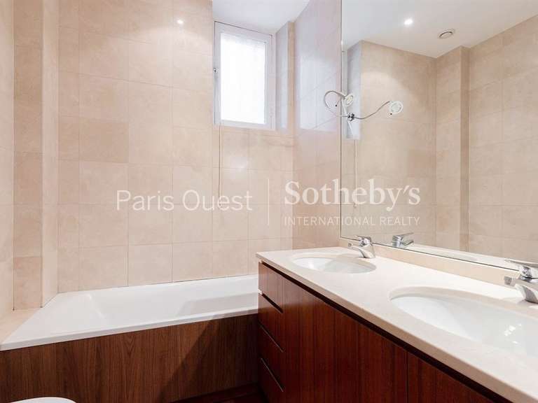 Appartement Paris 8e - 2 chambres - 141m²