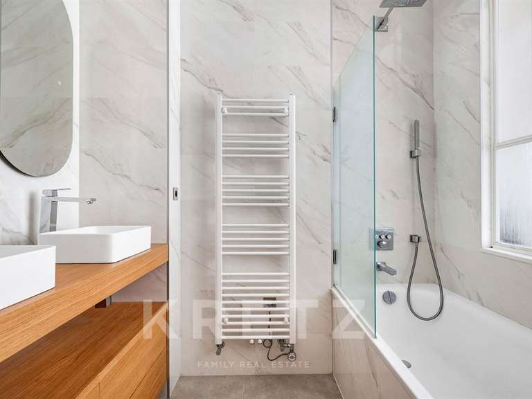 Appartement Paris 8e - 3 chambres - 160m²