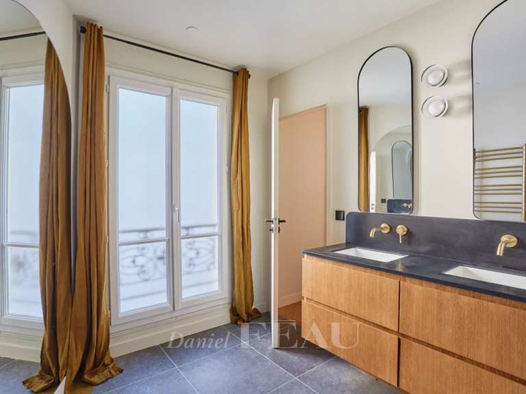 Appartement Paris 8e - 3 chambres - 124m²