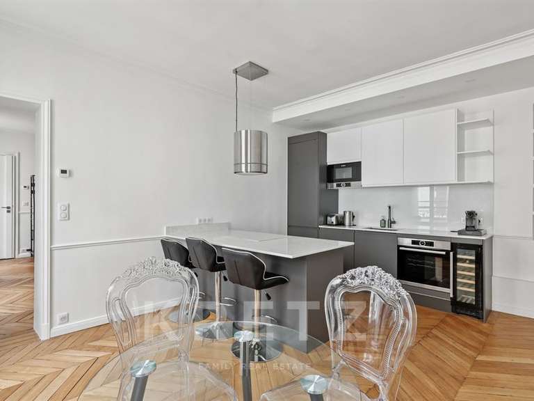 Appartement Paris 8e - 2 chambres - 81m²