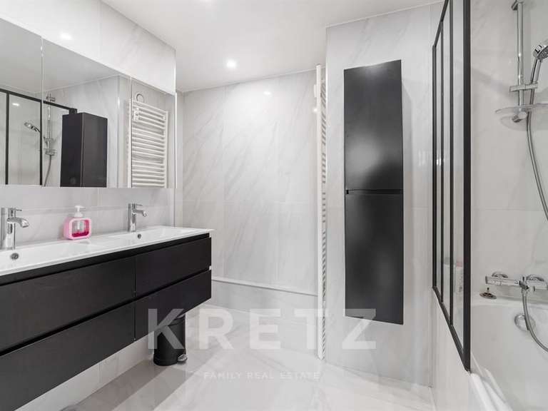 Appartement Paris 8e - 2 chambres - 75m²