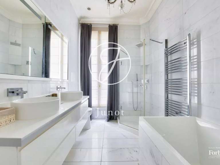 Appartement Paris 8e - 2 chambres - 107m²