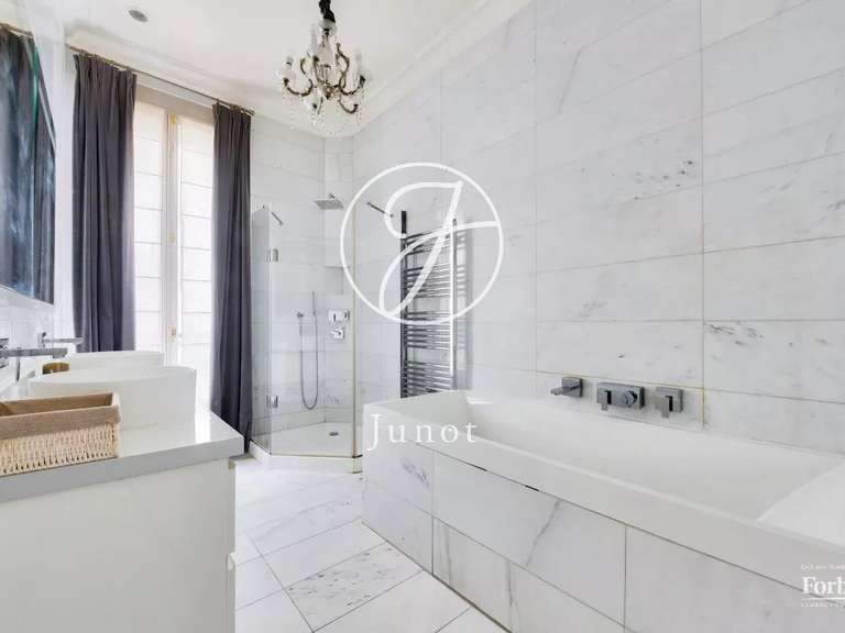 Appartement Paris 8e - 2 chambres - 107m²