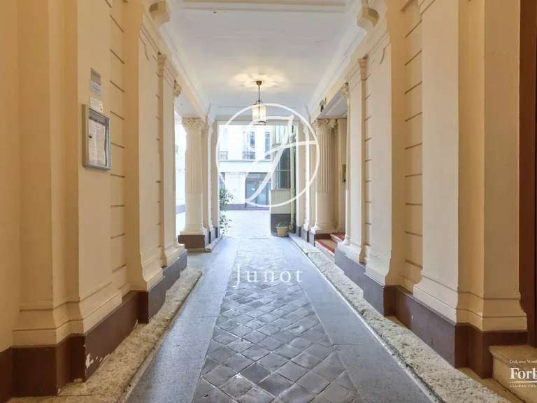 Appartement Paris 8e - 2 chambres - 107m²