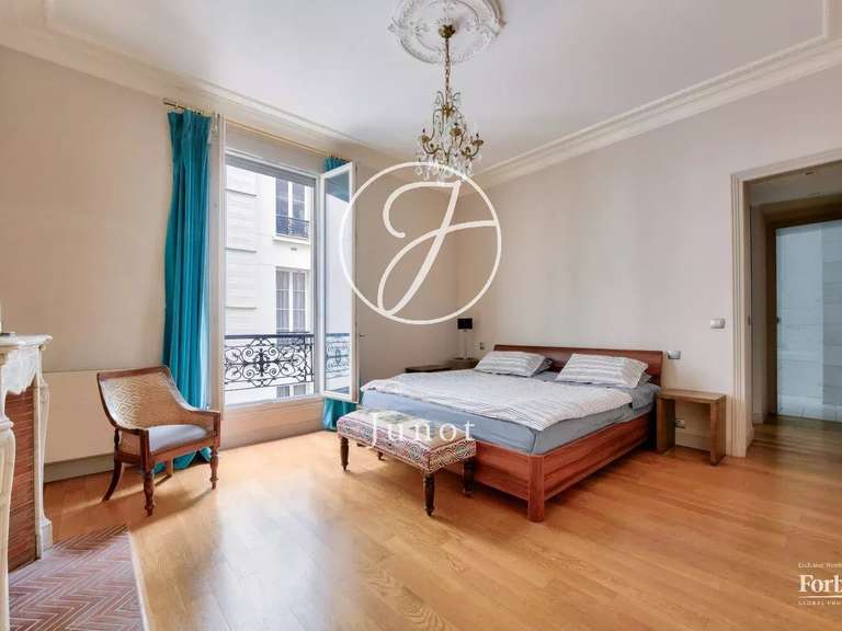 Appartement Paris 8e - 2 chambres - 107m²