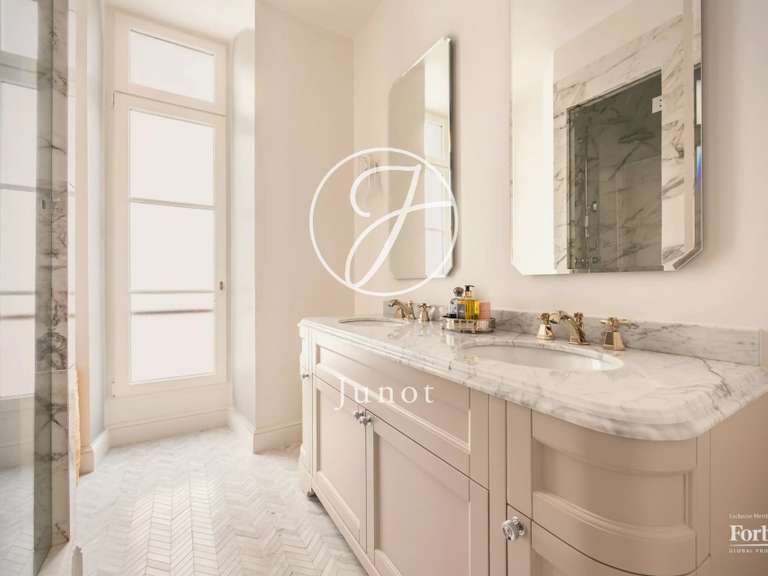 Appartement Paris 8e - 2 chambres - 146m²