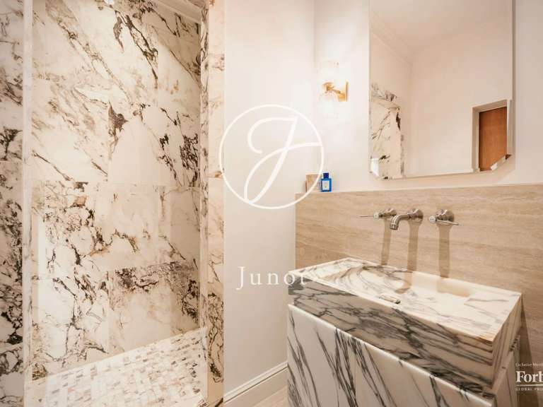 Appartement Paris 8e - 2 chambres - 146m²