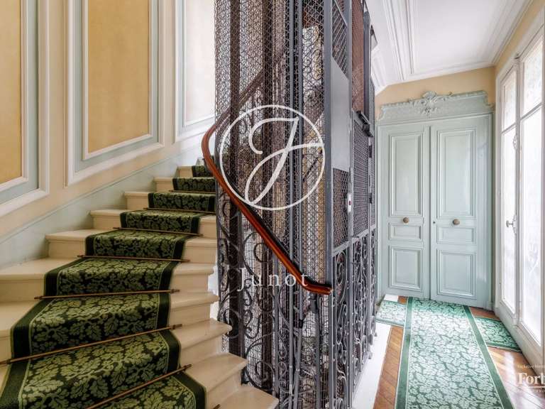 Appartement Paris 8e - 5 chambres - 168m²