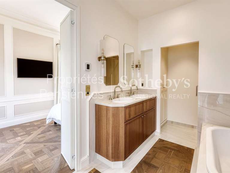 Appartement Paris 8e - 2 chambres - 135m²