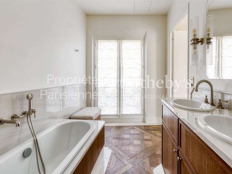 Appartement Paris 8e - 2 chambres - 135m²