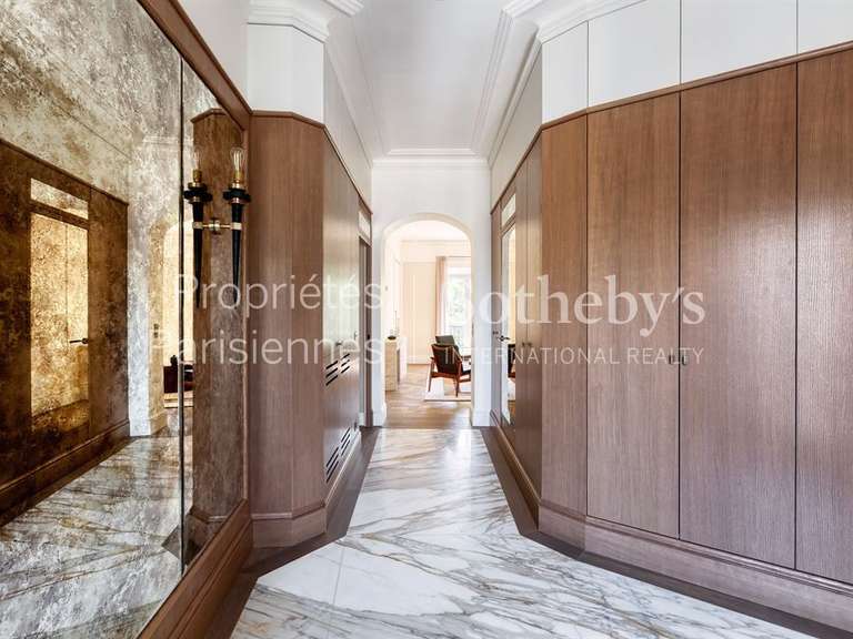 Appartement Paris 8e - 2 chambres - 135m²