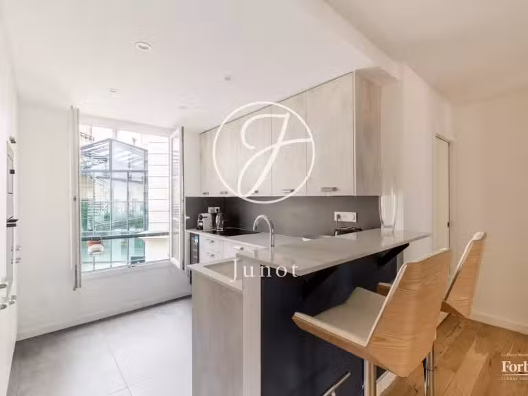 Appartement Paris 8e - 4 chambres - 93m²