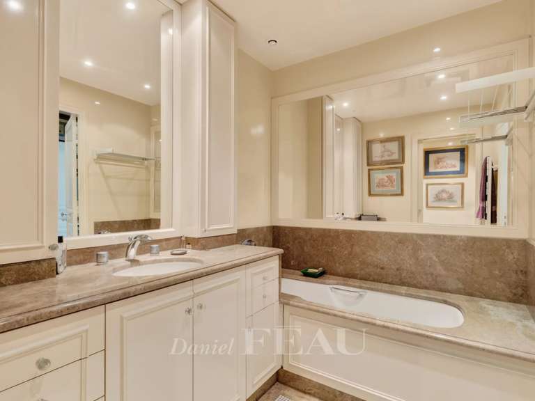 Appartement Paris 8e - 3 chambres - 200m²