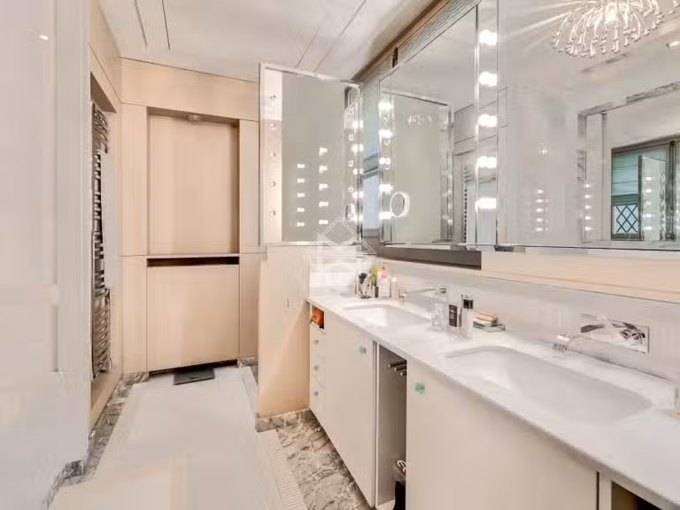Appartement Paris 8e - 1 chambre - 125m²
