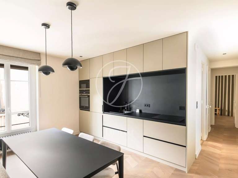 Appartement Paris 9e - 2 chambres - 75m²