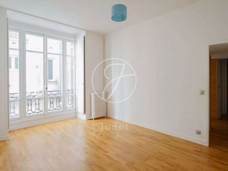 Appartement Paris 9e - 3 chambres - 117m²