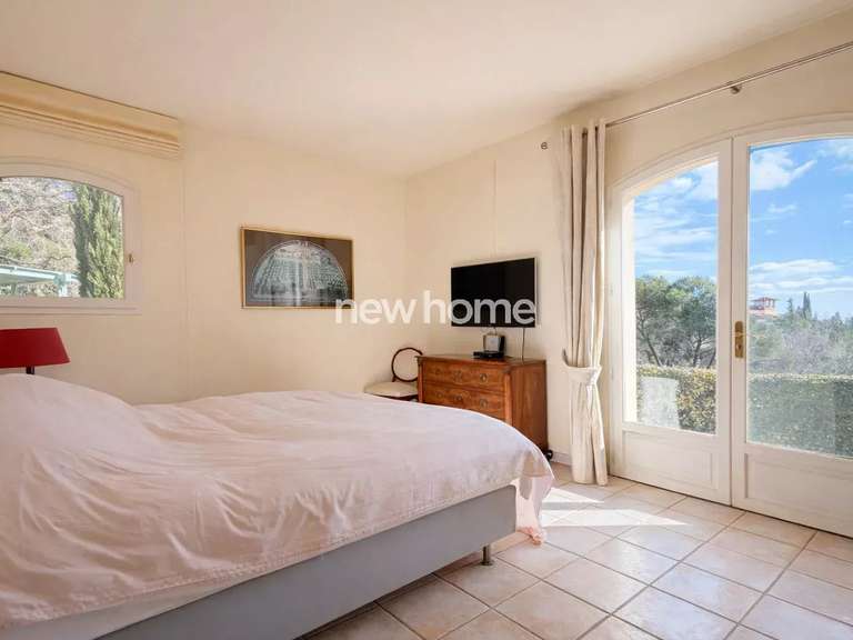 Maison Peymeinade - 3 chambres - 212m²