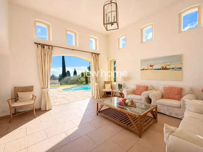 Maison Peymeinade - 3 chambres - 212m²