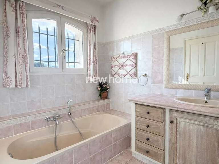 Maison Peymeinade - 3 chambres - 212m²