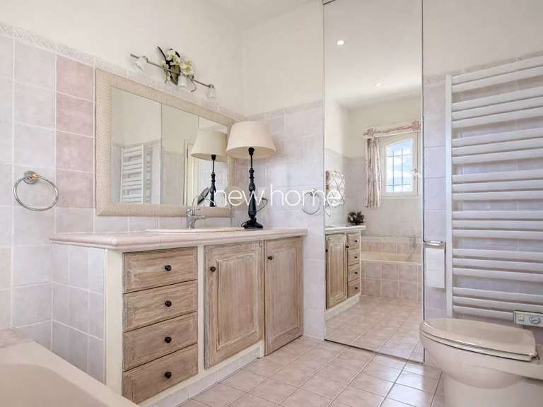 Maison Peymeinade - 3 chambres - 212m²