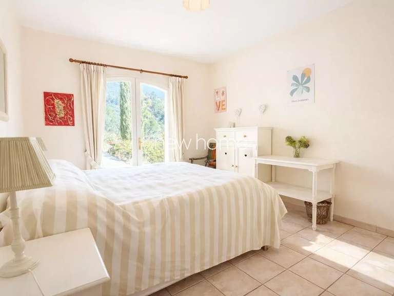 Maison Peymeinade - 3 chambres - 212m²