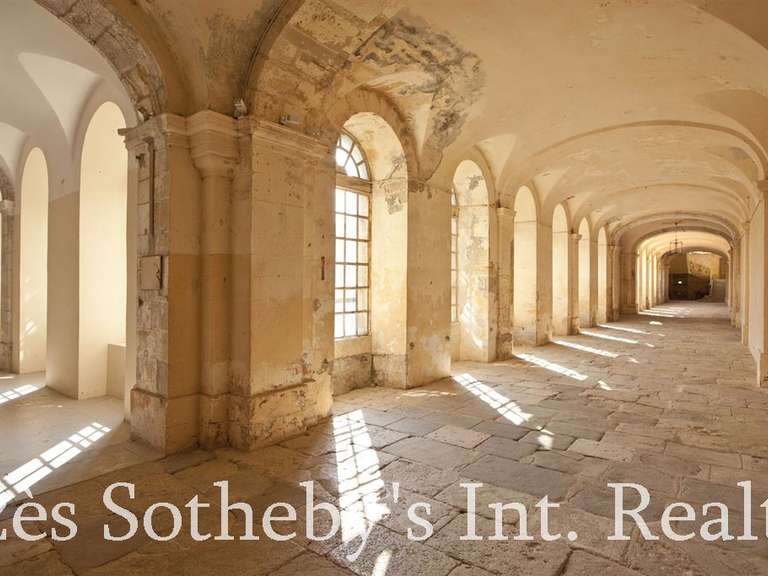 Château Pézenas - 15 chambres - 6200m²