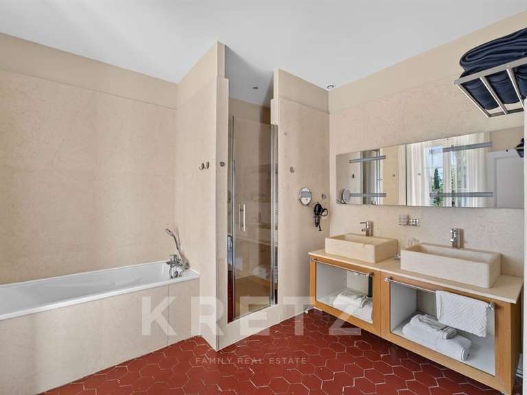 Château Pézenas - 24 chambres - 1400m²