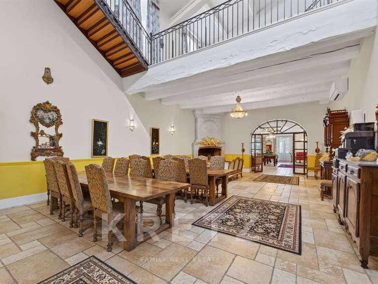 Château Pézenas - 24 chambres - 1400m²