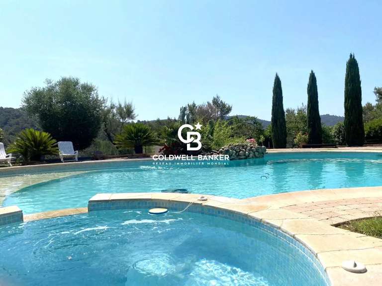 Villa Pierrefeu-du-Var - 5 chambres - 220m²