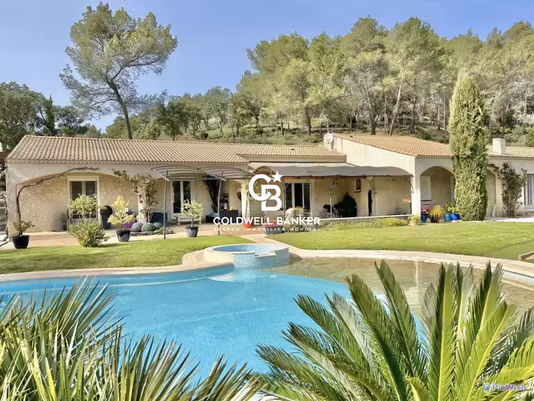 Villa Pierrefeu-du-Var - 5 chambres - 220m²