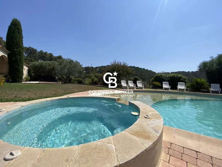 Villa Pierrefeu-du-Var - 5 chambres - 220m²