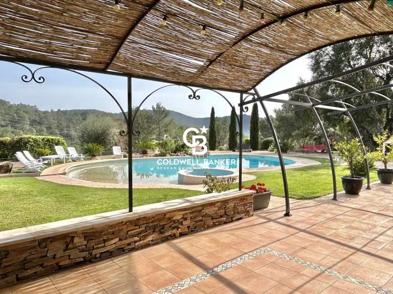 Villa Pierrefeu-du-Var - 5 chambres - 220m²