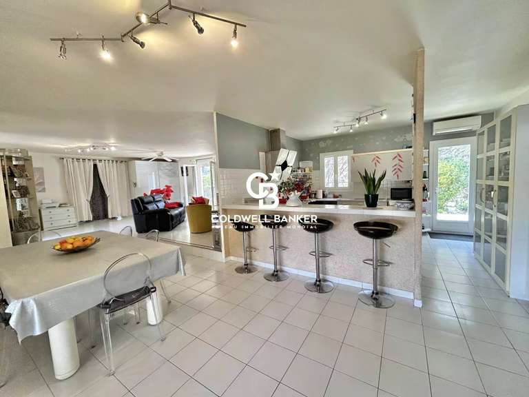 Villa Pierrefeu-du-Var - 5 chambres - 220m²