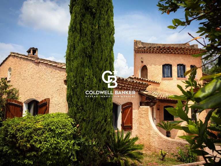 Villa Pierrefeu-du-Var - 4 chambres - 200m²