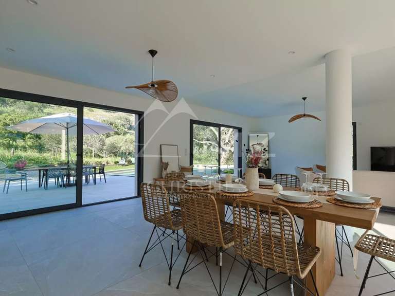 Villa Plan-de-la-Tour - 5 chambres - 243m²