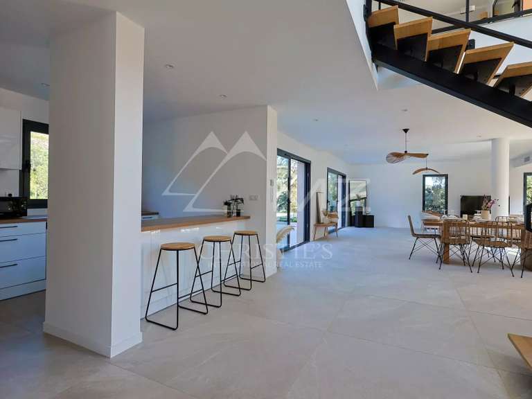 Villa Plan-de-la-Tour - 5 chambres - 243m²