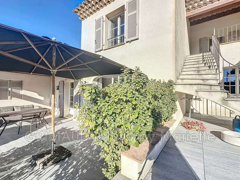 Villa Plan-de-la-Tour - 5 chambres - 150m²