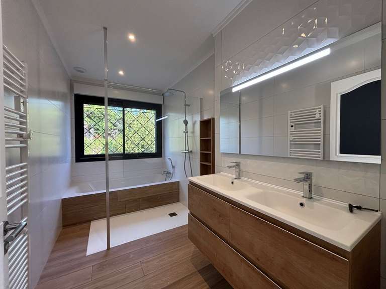 Maison Pradines - 8 chambres - 339m²