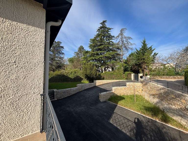 Maison Pradines - 8 chambres - 339m²