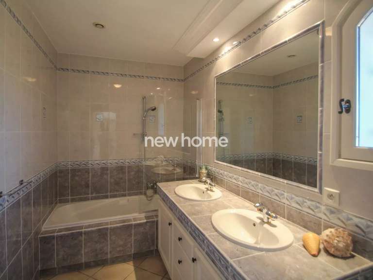 Maison Puget-sur-Argens - 4 chambres - 250m²