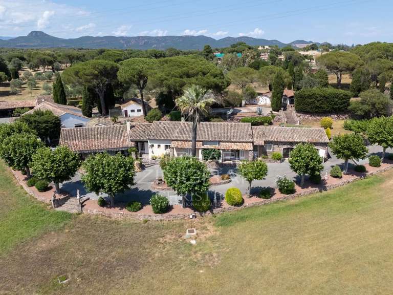 Propriété Puget-sur-Argens - 7 chambres - 425m²