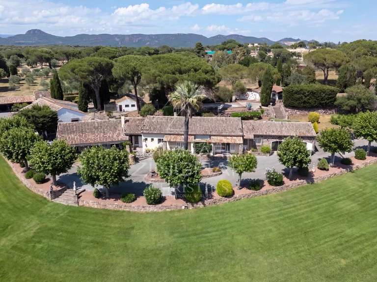 Propriété Puget-sur-Argens - 7 chambres - 425m²