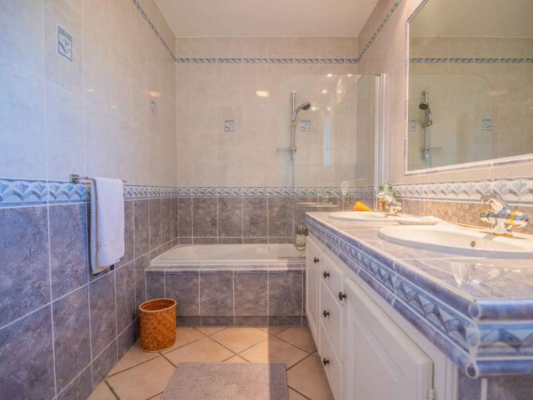 Villa Puget-sur-Argens - 3 chambres - 336m²