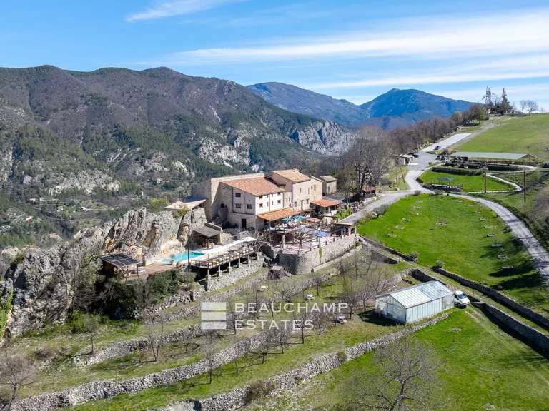 Domaine viticole Puget-Théniers - 12 chambres - 1000m²